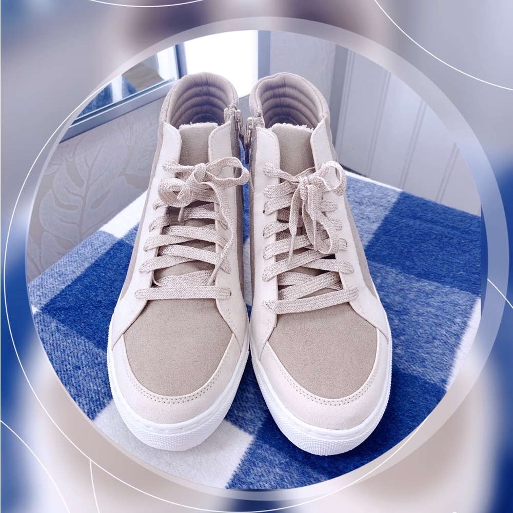 Dr. Scholl’s sneaker
